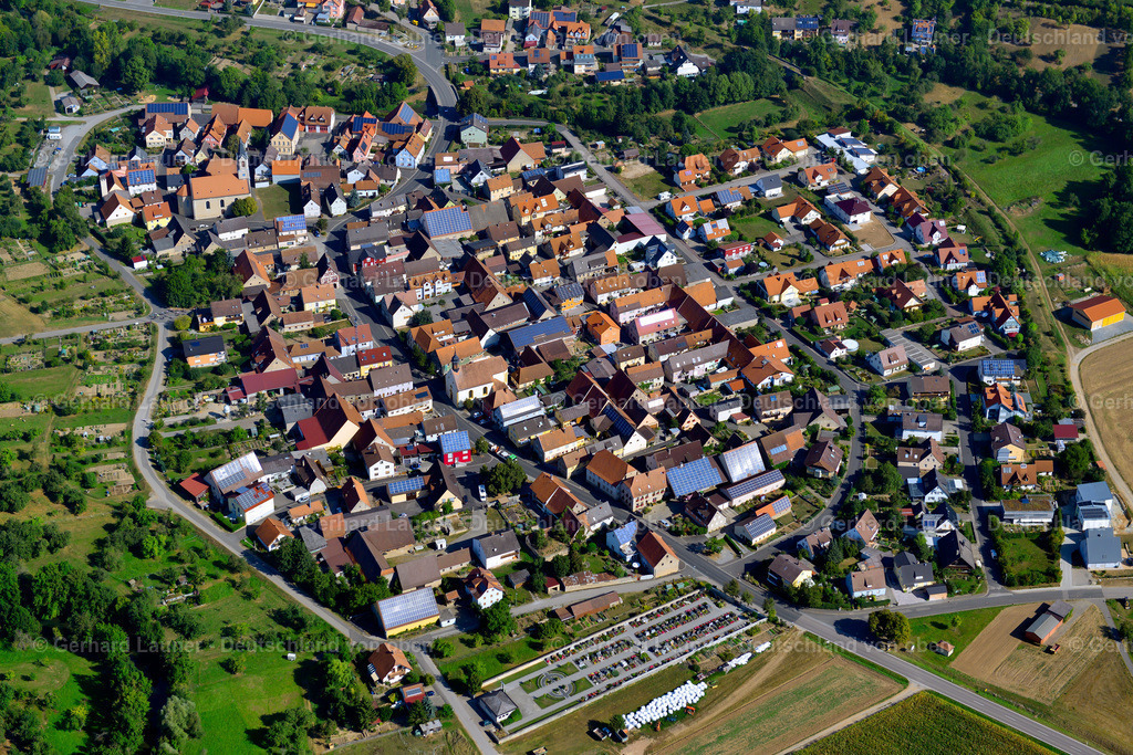 3650435 | BIEBEREHREN 13.09.2016 Stadtgebiet mit Außenbezirken und Innenstadtbereich am Rand von landwirtschaftlichen Feldern und Ackerflächen in Bieberehren im Bundesland Bayern, Deutschland // Urban area with outskirts and inner city area on the edge of agricultural fields and arable land in Bieberehren in the state Bavaria, Germany Foto: Gerhard Launer