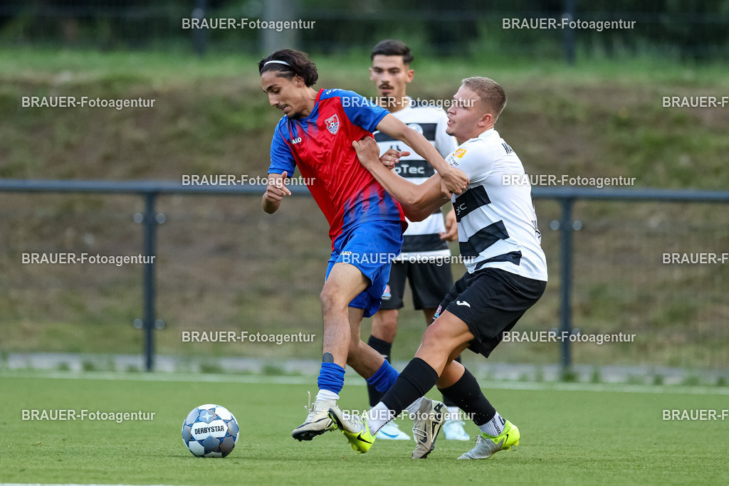 1_KFCWAT_20250723_1191.JPG -  - KFC Uerdingen - SG Wattenscheid 09 - Testspiel | Krefeld, Deutschland, 23.07.25: Mustafa Doganci (KFC Uerdingen) und Tarik Ould Seltana (SG Wattenscheid 09) im Kampf um den Ball waehrend des Testspiel Spiels zwischen KFC Uerdingen - SG Wattenscheid 09 in der Covestro Sportpark am 23. July 2025 in Krefeld, Deutschland. (Foto von Stefan Brauer/Brauer-Fotoagentur)