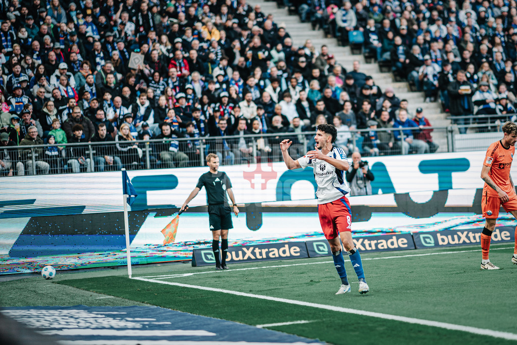Fußball | Männer | Saison 2024/2025 | 2. Fußball-Bundesliga | 7. Spieltag | Hamburger SV vs. SC Paderborn 07 | 28.09.2024 | Daniel Elfadli (#8, HSV) heizt die Fans ein