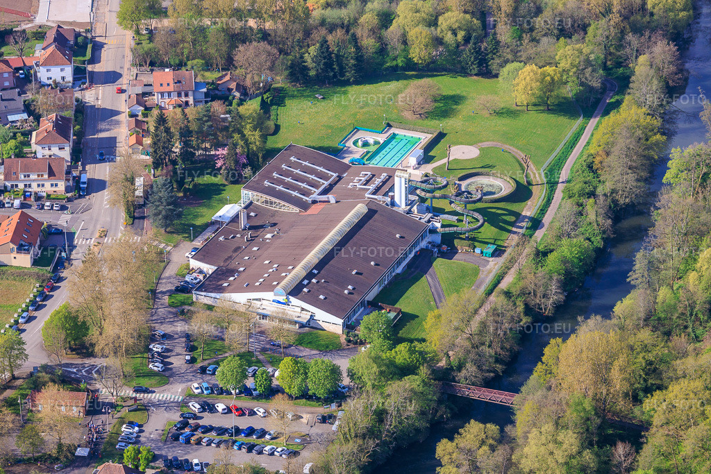 Vue aérienne: Piscine Sarreguemines sur la Blies à le quartier Blies Nord in Saargemünd dans le département Moselle, France – .Photo: IMG_154537.jpg prise le 18/04/2026 par Werner Riehm/FLY-FOTO.eu – Résolution de l'original: 5826 x 3884 px – Restaurant de la Piscine - Chez L\xc3\xa9on - Sarreguemines (57)