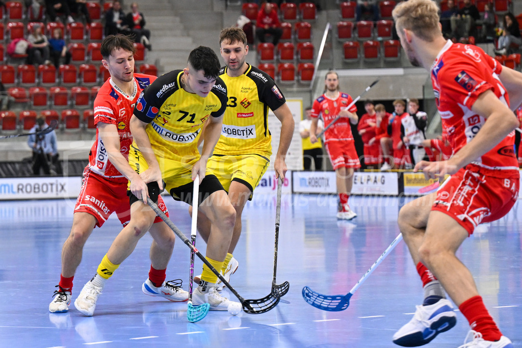 HC Rychenberg vs Floorball Köniz - 18. Dezember 2022 | HC Rychenberg vs Floorball Köniz
AXA Arena, Winterthur
Marco Eyer (#71 HC Rychenberg) bedrängt von Leon Tringaniello (#7 Floorball Köniz), hinten Tobias Studer (#23 HC Rychenberg).
Bild: Sportfotografie Markus Aeschimann | www.markus-aeschimann.ch - Realisiert mit Pictrs.com