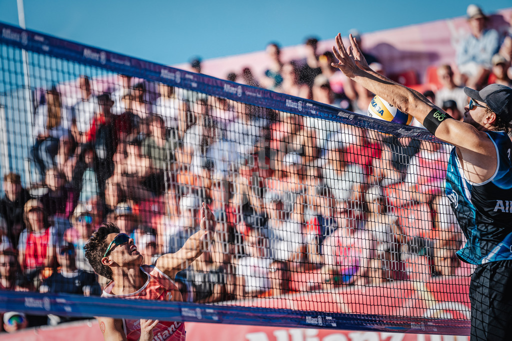 Beachvolleyball | Männer | Allianz German Beach Tour 2024 | Tourstop Kühlungsborn | 11.08.2024 | Lui Wüst (links) wird beim Angriff von Paul Henning (rechts) geblockt