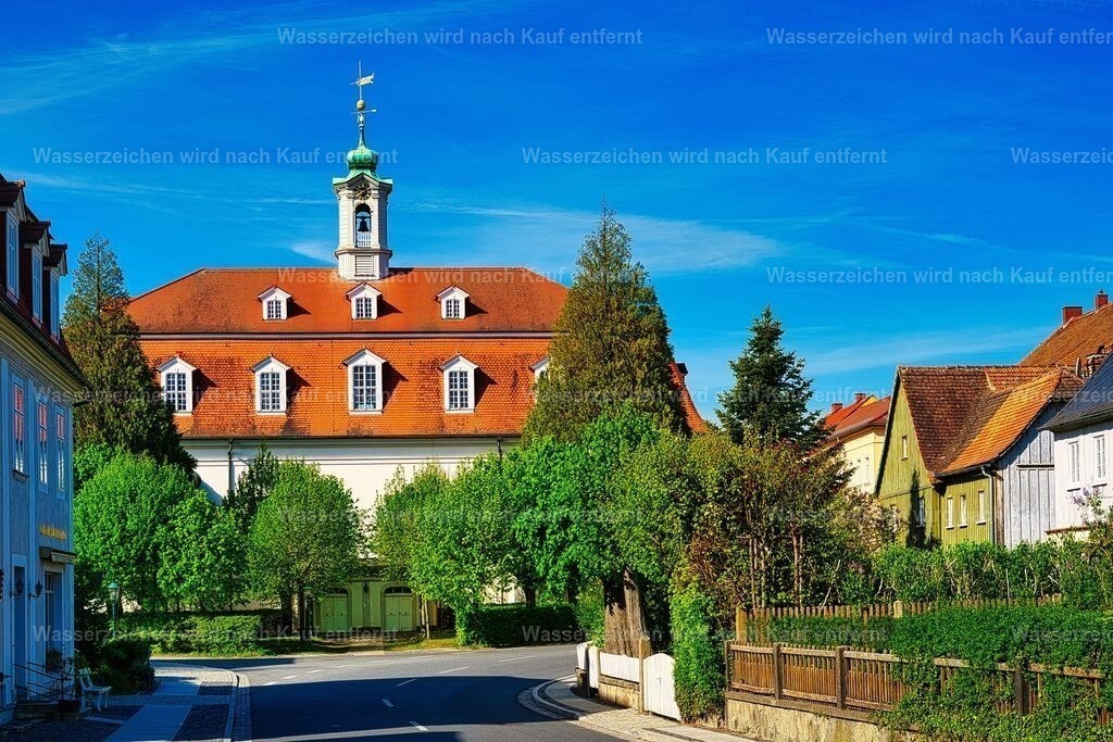 Herrnhut - Blick von der Comeniusstraße auf die Kirche | Historischer Kirchsaal in Herrnhut – schlichte, elegante Architektur und eine besondere Atmosphäre, die die Geschichte und Tradition der Herrnhuter Brüdergemeine widerspiegelt. Herrnhut ist eine Stadt im sächsischen Landkreis Görlitz in der Oberlausitz. Zentral zwischen den Städten Löbau und Zittau gelegen, ist sie als Gründungsort der Herrnhuter Brüdergemeine, durch die Produktion der Herrnhuter Sterne und internationale Missionsarbeit bekannt. - Realisiert mit Pictrs.com