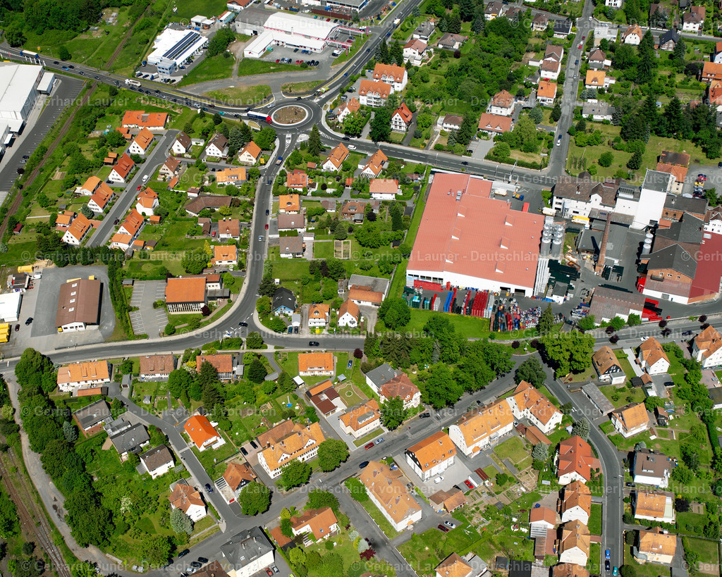 2615760 | LAUTERBACH (HESSEN) 09.06.2006 Wohngebiet einer Einfamilienhaus- Siedlung  in Lauterbach (Hessen) im Bundesland Hessen, Deutschland // Single-family residential area of settlement  in Lauterbach (Hessen) in the state Hesse, Germany Foto: Gerhard Launer