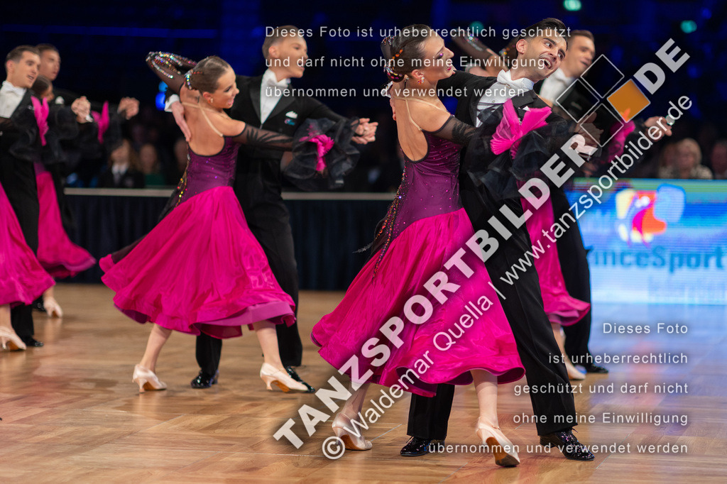 20251206-02336 | Hier finden Sie Tanz Bilder vom Latein und Standard Formationen tanzen. Sportbilder vom Tanzsport. Schöne Fotos und von Weltmeisterschaft, Europameisterschaft, Bundesliga, Regionalliga, Oberliga und Landesliga sowie von GOC Stuttgart, DanceComp, WM Bremen