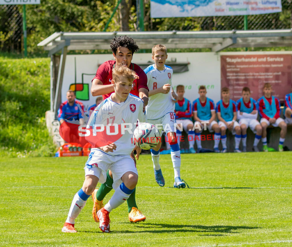 Portugal  U15 -Czech Republic U15 | JOÃO SIMÕES (Portugal #10) KRYSTOF CIZEK (Czech Republic #17) JIRI ZIMA (Czech Republic #8) ; Portugal  U15 -Czech Republic U15 am 29.04.2022 in Arnoldstein
(Sportplatz), AUSTRIA, (Photo by Ernst Krawagner sport-fan.at) - Realisiert mit Pictrs.com