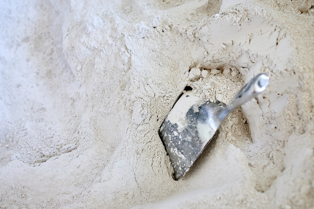 Wiener Porzellanmanufaktur Augarten | Wien, Austria - July 17, 2017: Wiener Porzellanmanufaktur Augarten, Gipspulver fuer Modellformen. - Realisiert mit Pictrs.com