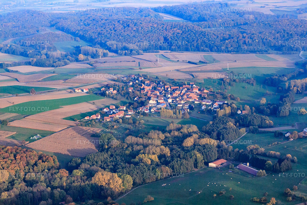 Aerial view: View of the town from the west in Keffenach in the state Bas-Rhin, France. – Photo: IMG_54242.jpg taken on 10/21/2012 by Werner Riehm/FLY-FOTO.com – Resolution of the original: 4752 x 3168 px