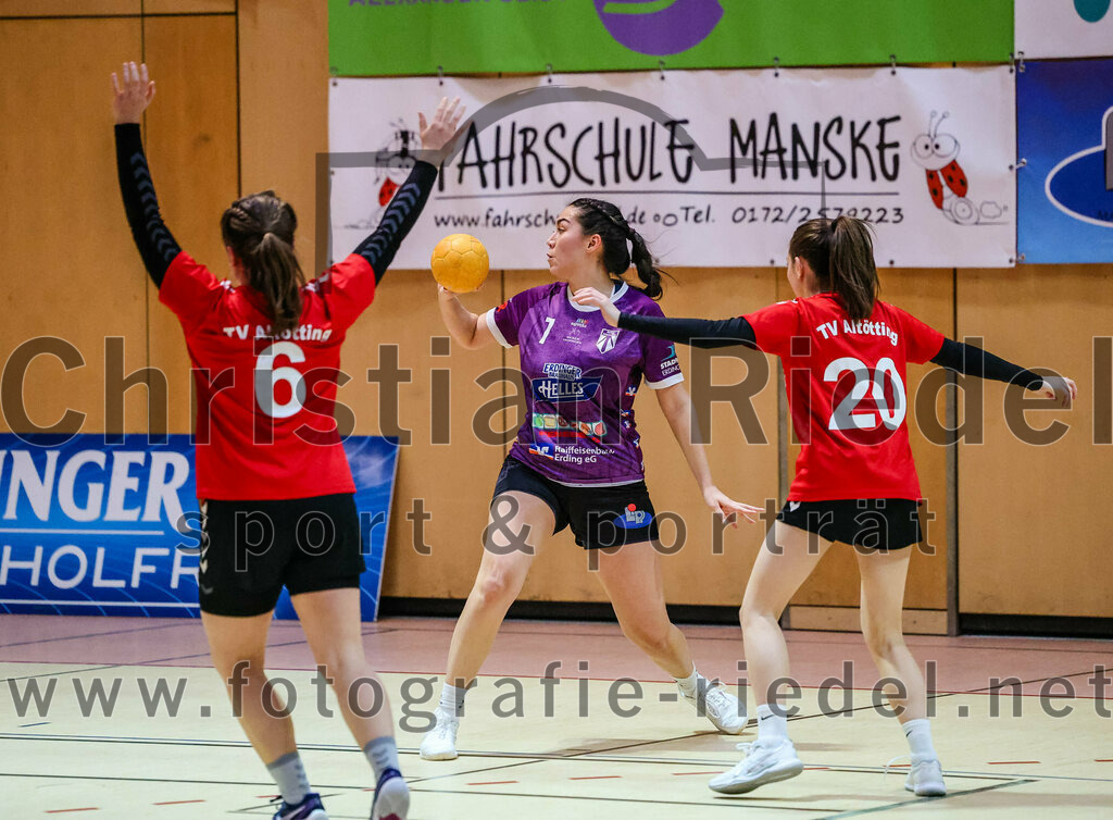 2024-01-27_031_SpVgg_Altenerding_II_gegen_TV_Altoetting_II | Erding, Deutschland, 27.01.2024:
Handball, Bezirksliga Frauen Altbayern 2023 / 2024, 10. Spieltag, SpVgg Altenerding II gegen TV Altötting II, Endergebnis: 17:29

Mira Huber (TV Altötting, #6), Michelle Gruber (SpVgg Altenerding, #7), Lisa Schreiner (TV Altötting, #20)

Foto: Christian Riedel / fotografie-riedel.net