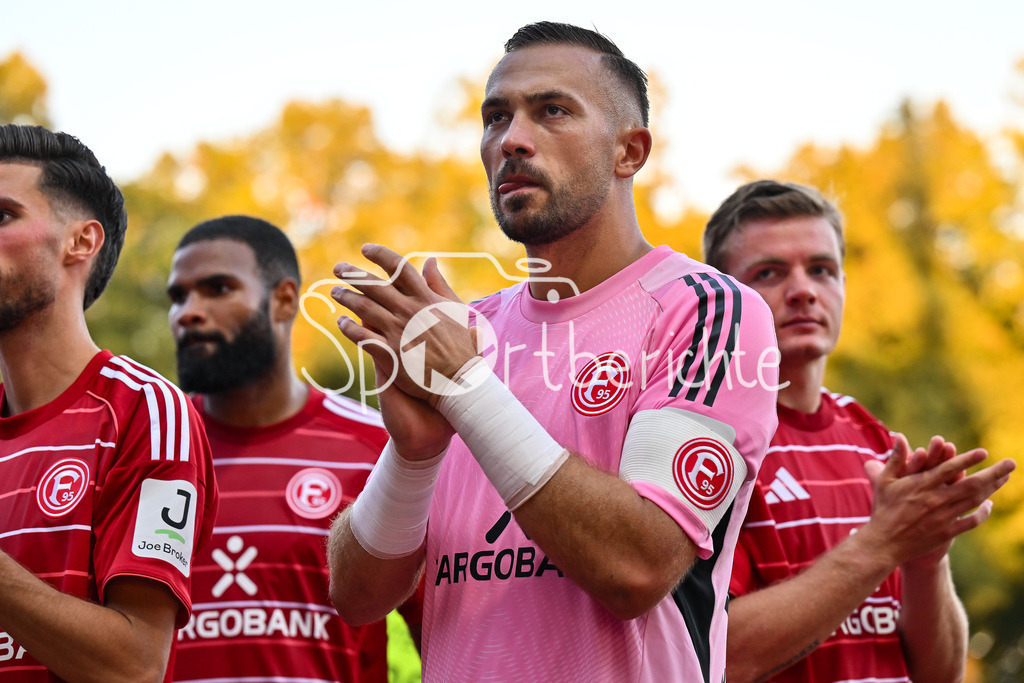 1. FC Schweinfurt 05 - Fortuna Düsseldorf | Die Spieler der Fortuna feiern zusammen mit den Fans den Pokalsieg in Schweinfurt / DFB-Pokal: 1. FC Schweinfurt 05 - Fortuna Düsseldorf; Riedel-Bau Arena am 18.08.2025 / Florian KASTENMEIER (Fortuna 33)