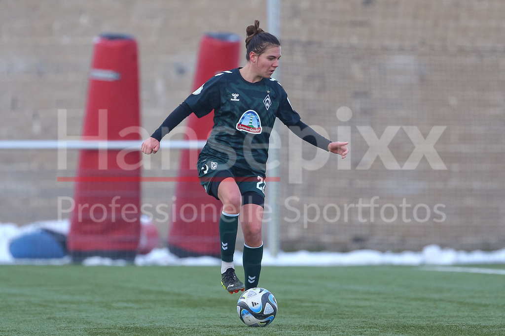 Fussball, Testspiel Frauen, VfL Wolfsburg II - SV Werder Bremen | v.li.: Rieke Dieckmann (SV Werder Bremen, 22) am Ball, Freisteller, Einzelbild, Ganzkörper, Aktion, Action, Spielszene