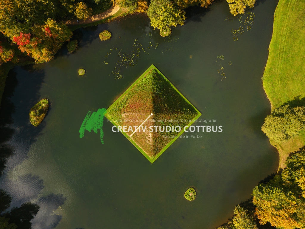 Die Wasserpyramide im Branitzer Park | Der Branitzer Park oder auch Fürst-Pückler-Park in Branitz/Cottbus. Hier zu sehen die künstlich angelegte Wasserpyramide von Fürst Hermann Pückler - Realisiert mit Pictrs.com