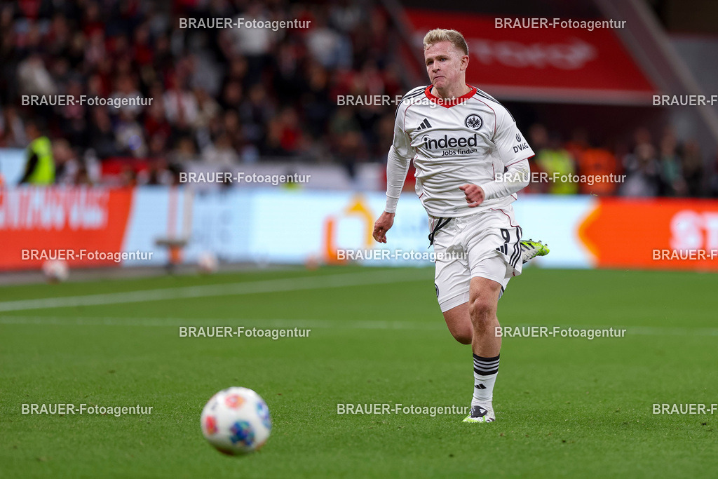 Bayer 04 Leverkusen vs Eintracht Frankfurt - Bundesliga  | Leverkusen, Deutschland, 12.09.25:   Jonathan Michael Burkardt (Eintracht Frankfurt) in Aktion am Ball, Einzelaktion waehrend des Spiels der Bundesliga zwischen  Bayer 04 Leverkusen vs Eintracht Frankfurt in der BayArena(Foto von Brauer-Fotoagentur / Adrian Schlueter)