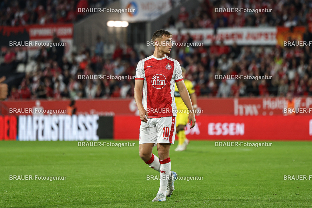 Rot-Weiss Essen - TSV Alemannia Aachen | Essen, Deutschland, 31.08.2025 Marvin Obuz  (Rot-Weiss Essen) schautwährend des 3.Liga Spiels zwischen  Rot-Weiss Essen und Alemannia Aachen am 31.08.2025 im Stadion an der Hafenstraße in Essen. (Foto von Timo Bluhmki-Schmidt/Brauer Fotoagentur