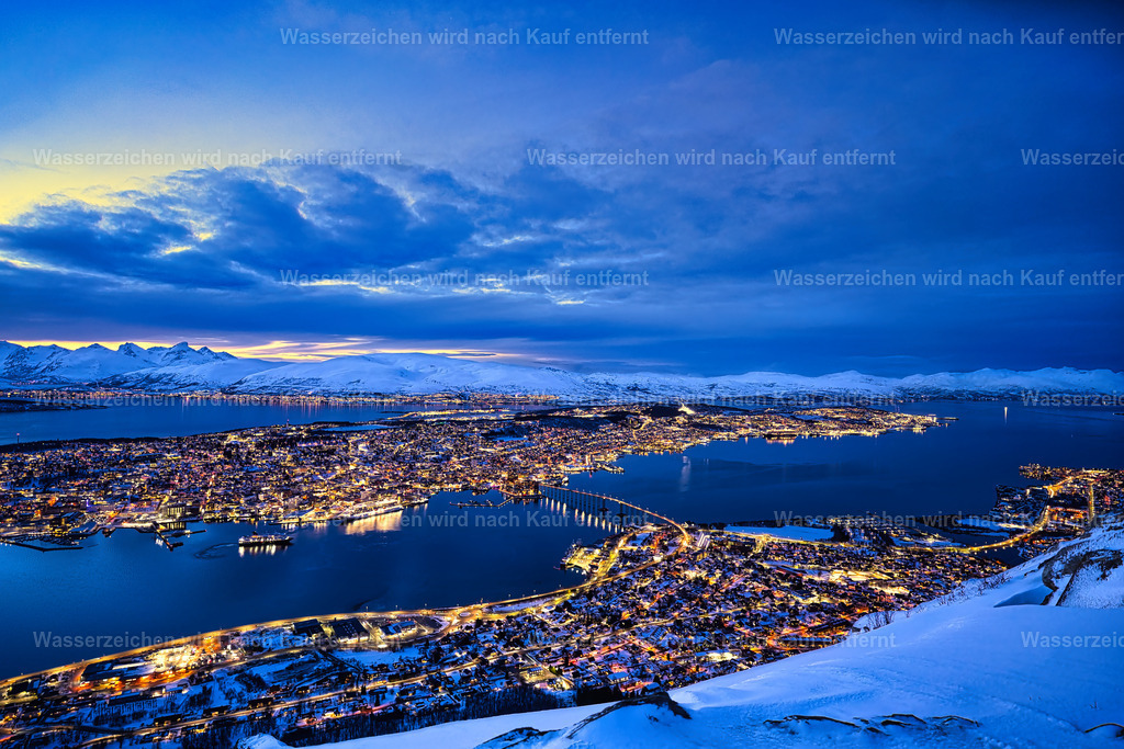 Norwegen - Panoramablick auf Tromsø - Tromso - Tromsö vom Storsteinen | Tromsø ist eine faszinierende Stadt im Norden Norwegens, die für ihre spektakulären Nordlichter, die Mitternachtssonne und ihre beeindruckende arktische Landschaft bekannt ist. Umgeben von Fjorden und Bergen bietet sie das ganze Jahr über einzigartige Naturerlebnisse und ist ein beliebtes Reiseziel für Outdoor-Abenteuer, Fotografie und den Einstieg in die Arktis. - Realisiert mit Pictrs.com