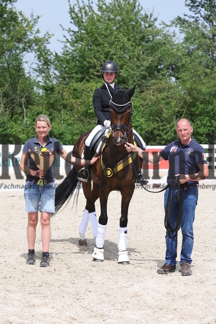 Weilheim_2024_Landeschampion der 6jähr.Dressurpferde_Nele Dobmann_FBW Vjera (9) | Alle Fotos der Reiterjournal Fotografin Doris Matthaes im Reiterjournal Online-Fotoshop. - Realisiert mit Pictrs.com