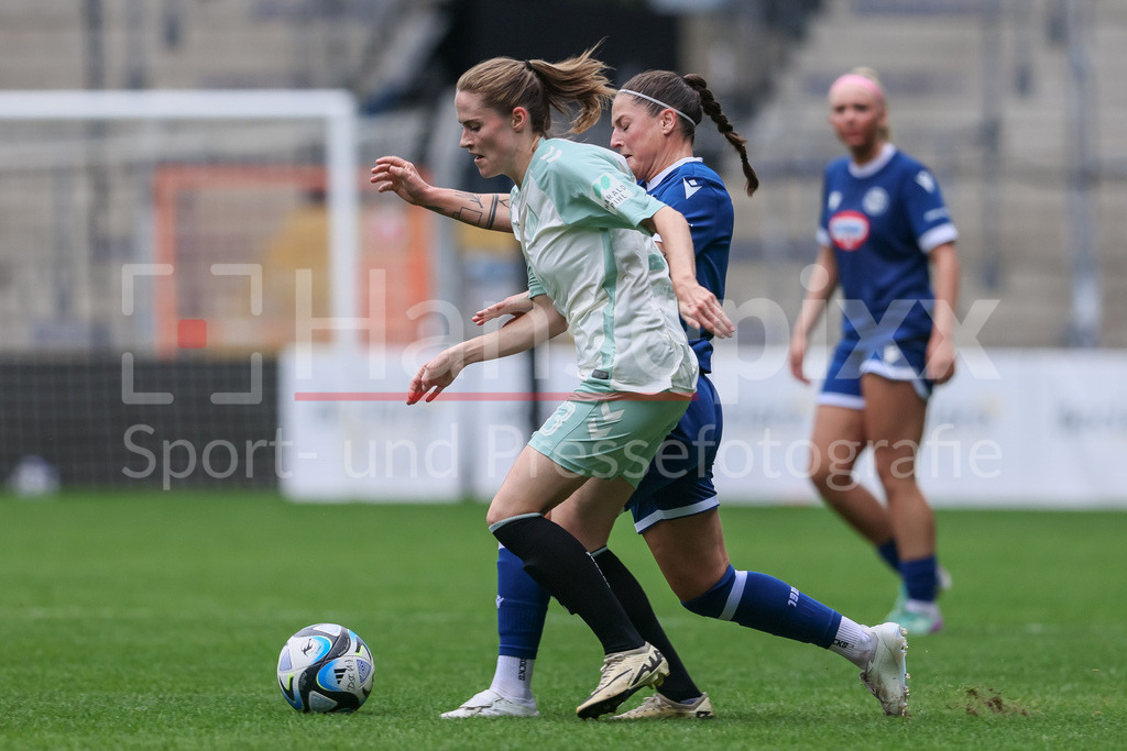 Fussball, DFB-Pokal Frauen, DSC Arminia Bielefeld - SV Werder Bremen | v.li.: Reena Wichmann (SV Werder Bremen, 33) und Rike Tolckmitt (Arminia Bielefeld, 3) im Zweikampf, Duell, Dynamik, Aktion, Action, Spielszene, DIE DFB-RICHTLINIEN UNTERSAGEN JEGLICHE NUTZUNG VON FOTOS ALS SEQUENZBILDER UND/ODER VIDEOÄHNLICHE FOTOSTRECKEN. DFB REGULATIONS PROHIBIT ANY USE OF PHOTOGRAPHS AS IMAGE SEQUENCES AND/OR QUASI-VIDEO.