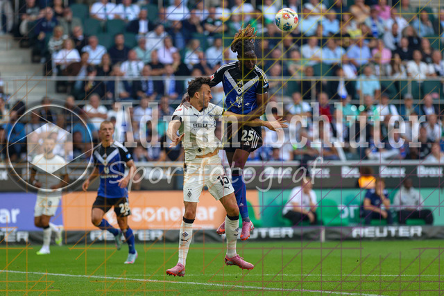 Borussia Mönchengladbach vs Hamburger SV - Bundesliga  | Mönchengladbach, Deutschland, 24.08.25:   Haris Tabakovic (Borussia Mönchengladbach) und Jordan Torunarigha (Hamburger SV) im Kampf um den Ball waehrend des Spiels der Bundesliga zwischen Borussia Mönchengladbach vs Hamburger SV im Stadion im Borussia Park(Foto von Brauer-Fotoagentur / Adrian Schlueter)