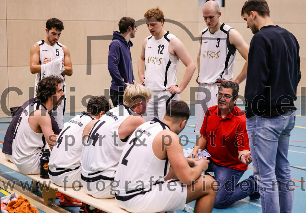 2022-12-03_081_TSV_Vaterstetten_gegen_TG_Landshut | Vaterstetten, Deutschland, 03.12.2022:
Basketball, Bayernliga Herren Südost 2022 / 2023, 7. Spieltag, TSV Vaterstetten gegen TG Landshut, Endergebnis: 71:78

Jonathan Andre (TSV Vaterstetten, #5), Luca Maurice Kohll (TSV Vaterstetten, #7), Benicio Trinidad Paz (TSV Vaterstetten, #4), D. Wolf (TSV Vaterstetten, #14), Alain Gales (TSV Vaterstetten, #12), Christian Balszuweit (TSV Vaterstetten, #2), F. Sutur (TSV Vaterstetten, #3), Trainer Daniel Paz (TSV Vaterstetten)

Foto: Christian Riedel / fotografie-riedel.net