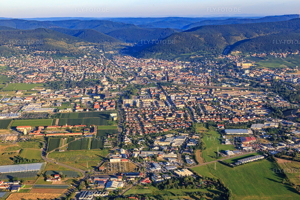 Luftbild: Ortsteil Branchweiler von Osten in Neustadt an der Weinstraße im Bundesland Rheinland-Pfalz in Deutschland. Foto: IMG_091646.jpg vom 10.07.2016 durch Werner Riehm/FLY-FOTO.de