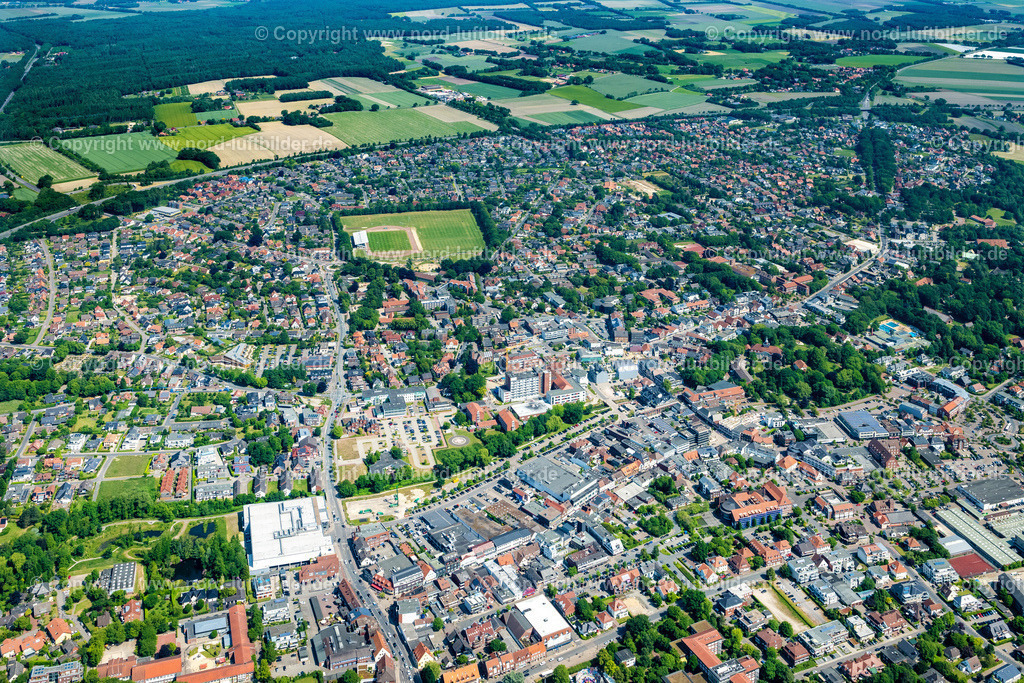 Cloppenburg_Innenstadt_ELS_5029050623 | CLOPPENBURG 05.06.2023 Stadtzentrum im Innenstadtbereich in Cloppenburg im Bundesland Niedersachsen. Im Hintergrund die Baustelle des Neubauprojekts - Wohnpark "An des Piske". // The city center in the downtown area in Cloppenburg in the state Lower Saxony. Foto: Martin Elsen