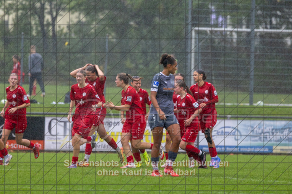 20251004_153548_0782 | #,1.FC Donzdorf (rot) vs. FC Freiburg-St. Georgen (grau), Fussball, EnBW-Oberliga B -Juniorinnen, 04. Spieltag, Saison 2025/2026, Rasenplatz, Lautertal Stadion, Süßener Straße 16, 73072 Donzdorf, 04.10.2025 - 14:00 Uhr,Foto: PhotoPeet-Sportfotografie/Peter Harich