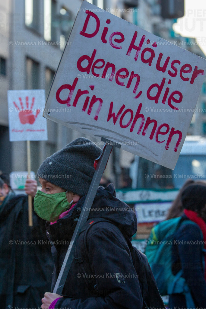 201120 StopHeimstaden MindSpace-22 | Mit Musik und einer "Wall of shame" aus Umzugskartons fordern Mieter*innen der von Heimstaden gekauften Häuser am 20.11.2020 vorm Büro des Schwedischen Immobilien-Investors die Ausübung des städtischen Vorkaufsrechts. - Realisiert mit Pictrs.com