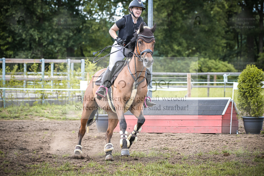 DOS_7481 | Entdecke hochwertige Reitturnierfotos von Foto Oger. Professionell, emotional und authentisch – jetzt Lieblingsmomente im Shop bestellen. - Realisiert mit Pictrs.com