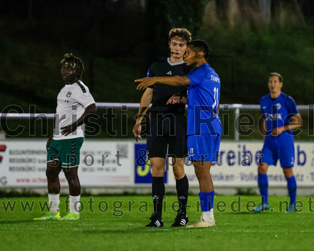 2023-10-13_037_FC_Schwaig_gegen_TSV_Ampfing | Oberding, Deutschland, 13.10.2023:
Fußball, Landesliga Südost 2023 / 2024, 16. Spieltag, FC Schwaig gegen TSV Ampfing, Endergebnis: 3:2

Schiedsrichter Luca Schultze, Mike Opara (TSV Ampfing, #11)

Foto: Christian Riedel / fotografie-riedel.net