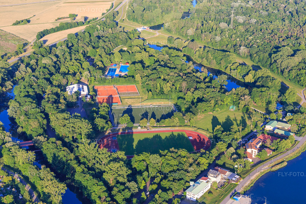 Luftbild: Sportplätze des Tennis-Club Breisach e.V. und Waldstadion des SV Breisach in Breisach am Rhein im Bundesland Baden-Württemberg in Deutschland.Foto: IMG_147833.jpg vom 30.05.2025 durch Werner Riehm/FLY-FOTO.deTennisclub BreisachZurücksetzen
