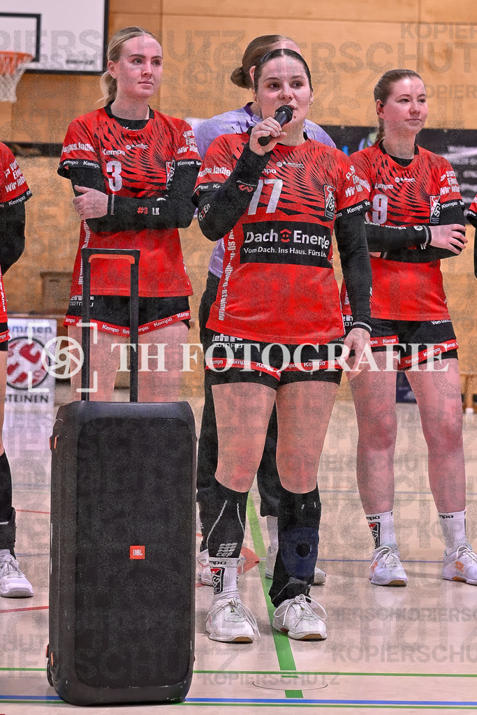 GER, SG Maulburg/Steinen - HB Kinzigtal, Handball, Suedbadenliga, 22. Spieltag, Saison 2023/2024, 27.04.2024 | Sharena Hasler (SG Maulburg/Steinen, #77) am Mikrofon.

GER, SG Maulburg/Steinen - HB Kinzigtal, Handball, Suedbadenliga, 22. Spieltag, Saison 2023/2024, 27.04.2024

Foto: TH Fotografie/Thomas Hess
