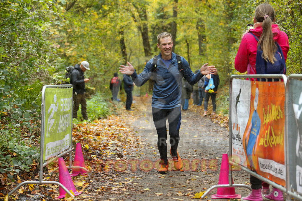 251026_1323_EX1_3296 | Sportfotografie im Rhein-Sieg Kreis, Köln, Bonn, NRW, Rheinland Pfalz, Hessen, etc. Unser Tätigkeitsfeld umfasst den Laufsport vom Volkslauf über den Marathon, Duathlon, Triathon bis zum Ultralauf wie Kölnpfad Ultra oder Schindertrail.