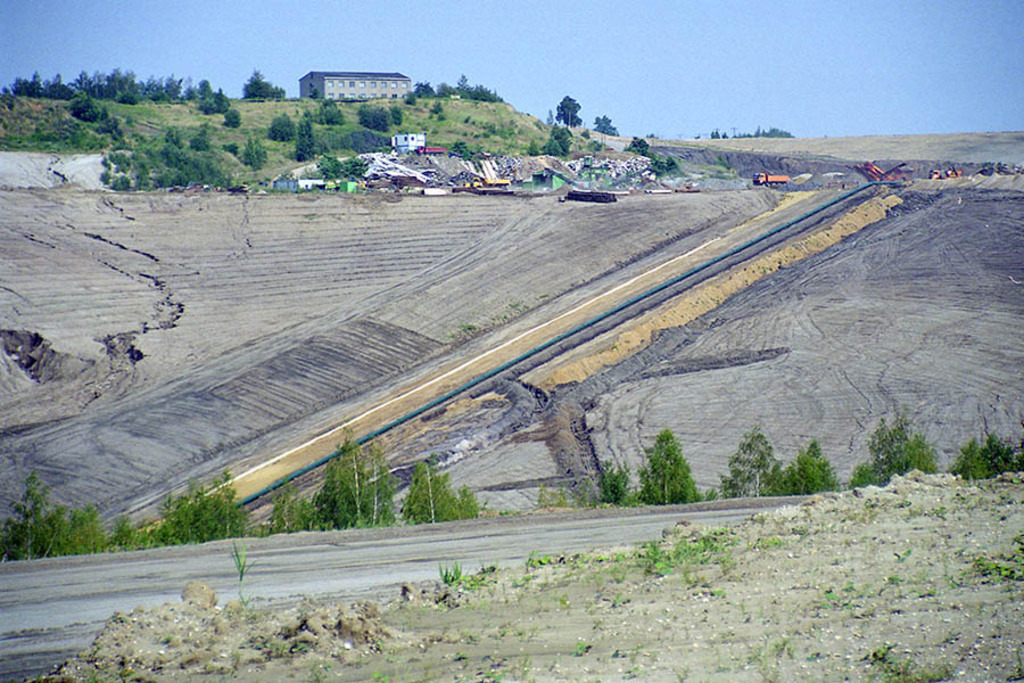 Foto: Leipzig - Markkleeberger See - Blick vom Westufer zum Silberschacht und zum Flutungsrohr Juli 1999 | Das Team hinter BILDLEXIKON LEIPZIG bündelt historische wie aktuelle Informationen über die Stadt Leipzig in Text und Bild auf einer Plattform und stellt diese der interessierten Öffentlichkeit zur Verfügung.