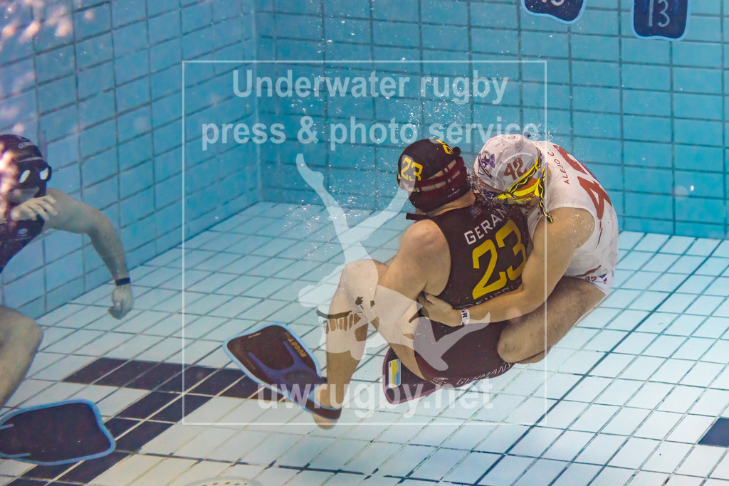 24. - 26.11.2023: Unterwasser-Rugby Champions Cup 2023  | DUC Krefeld (Deutschland) in blau gegen NJ Hammerheads (USA) in weiß. Für Krefeld mit der Nummer 23 Geram Hunanyan und für NJ Hammerheads mit der Nummer 42 Alejandro Cartagena. - Realisiert mit Pictrs.com