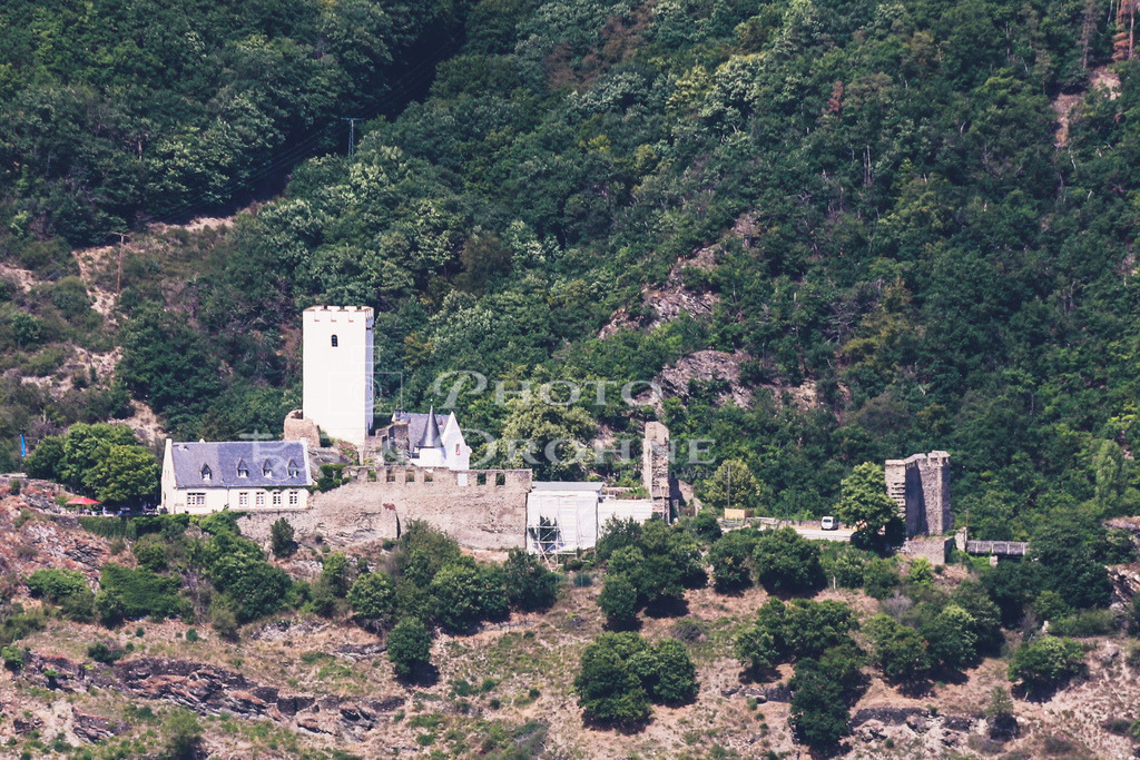 Burg Sterrenberg-7403 | Die burg Sterrenberg ist eine Höhenburg oberhalb von Kamp Bornhofen. Sie ist eine der zwei feindlichen Brüder. - Realisiert mit Pictrs.com
