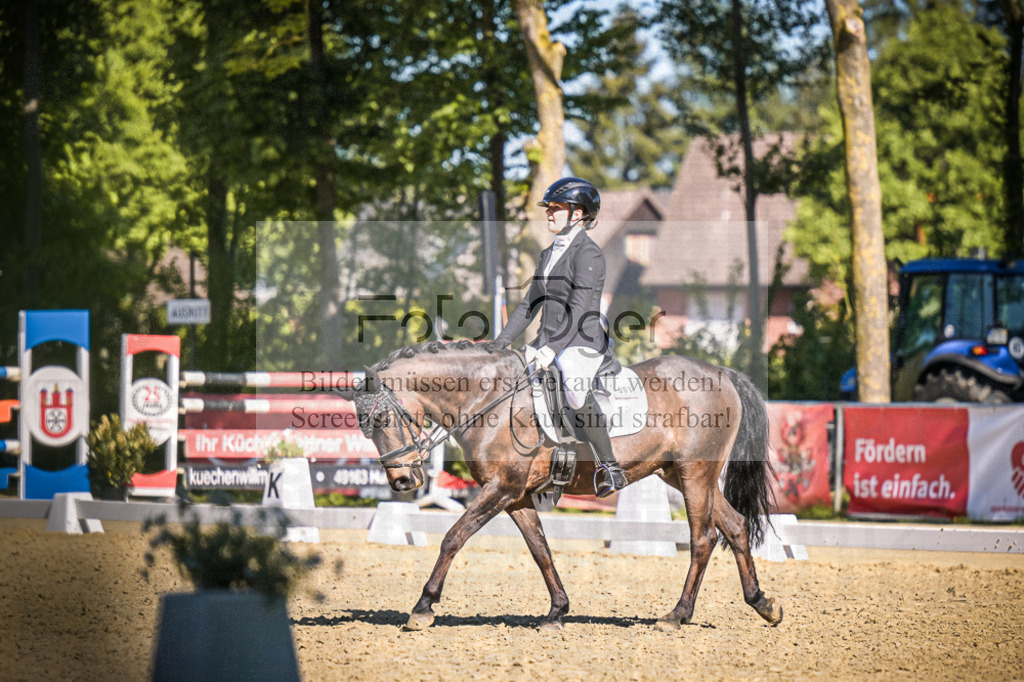 DOS_7098 | Entdecke hochwertige Reitturnierfotos von Foto Oger. Professionell, emotional und authentisch – jetzt Lieblingsmomente im Shop bestellen.Deutschlandweite Turnierfotografie. - Realisiert mit Pictrs.com
