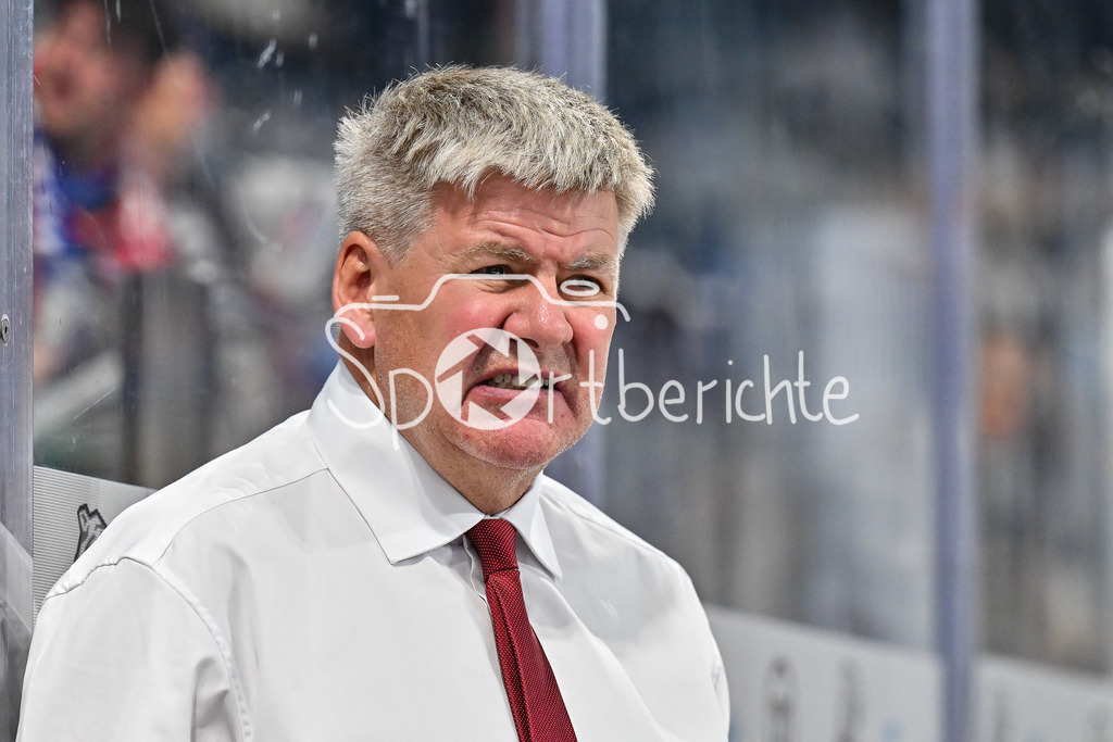 Nürnberg Ice Tigers - Augsburger Panther | Im Bild der neue AEV Trainer Bill PETERS Trainer Augsburger Panther / Einzelfoto / Freisteller / DEL: Nürnberg Ice Tigers - Augsburger Panther; PSD Bank Nürnberg ARENA am 12.09.2025