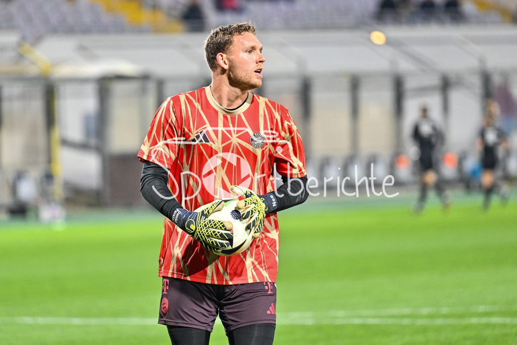 FC Bayern Amateure - TSV Schwaben Augsburg | im Bild Daniel PERETZ (FC Bayern München II #1) beim warmmachen vor der Partie / Freisteller / Einzelfoto / Regionalliga Bayern: FC Bayern Muenchen II - TSV Schwaben Augsburg, Gruenwalder Stadion am am 25.10.2024