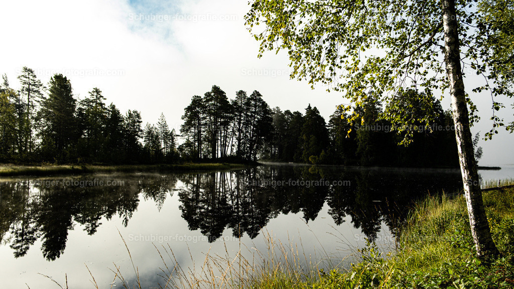 Spiegelung | Herbststimmung mit Spiegelung in Skattungbyn Schweden - Realisiert mit Pictrs.com