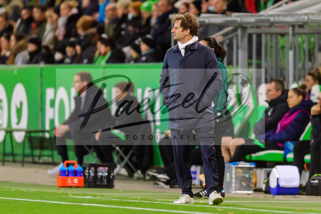 WOBJUV20211118_014 | Fussball, Frauen: Trainer Joe Montemurro (Juventus FC) schaut bei dem Spiel der UEFA Women´s Champions League zwischen VfL Wolfsburg und Juventus Turin im AOK-Stadion am 18.11.2021 in Wolfsburg, Deutschland. - Realisiert mit Pictrs.com