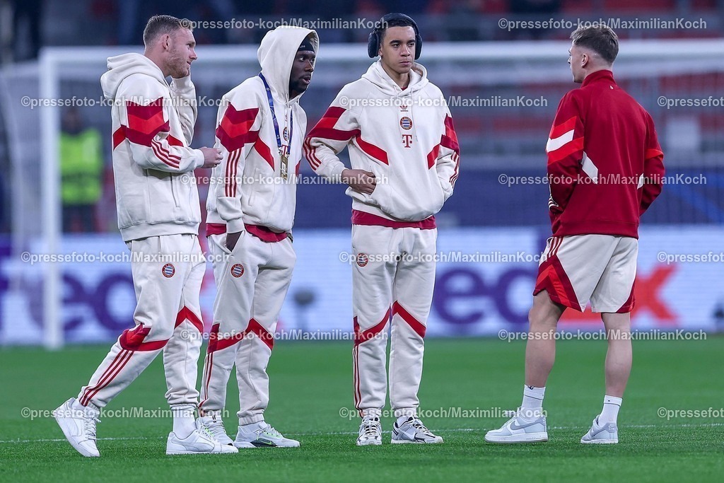 UCL11032501007 | 11.03.2025, Fußball, UEFA Champions League, Bayer 04 Leverkusen - FC Bayern München, Achtelfinale Rückspiel, BayArena, Saison 2024 2025: Torwart Daniel Peretz (FC Bayern #18) Dayot Upamecano (FC Bayern #2) Jamal Musiala (FC Bayern #42) Joshua Kimmich (FC Bayern #6) bei der Platzbegehung vor dem SpielDFB regulations prohibit any use of photographs as image sequences and or quasi-video.