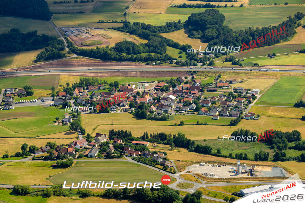 Das Luftbild zeigt : Heuchelheim Schlüsselfeld - Die Luftaufnahme wurde 2023 vom UL-Flugzeug aus erstellt ( keine Drohne ) - Hochauflösende Luftaufnahme - Für grossformatige Ausdrucke geeignet. Die Geschenkidee !Mit Lizenz und Bildrechte bestellbar