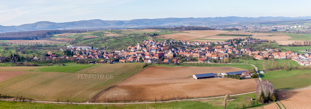 Luftbild: Panorama Perspektive landwirtschaftlichen Feldern und Nutzflächen in Mietesheim im Bundesland Bas-Rhin in Frankreich. Foto: IMG_38669-Bearbeitet.jpg vom 20.03.2011 durch Werner Riehm/FLY-FOTO.deAuflösung des Originals: 8466 x 2985 px