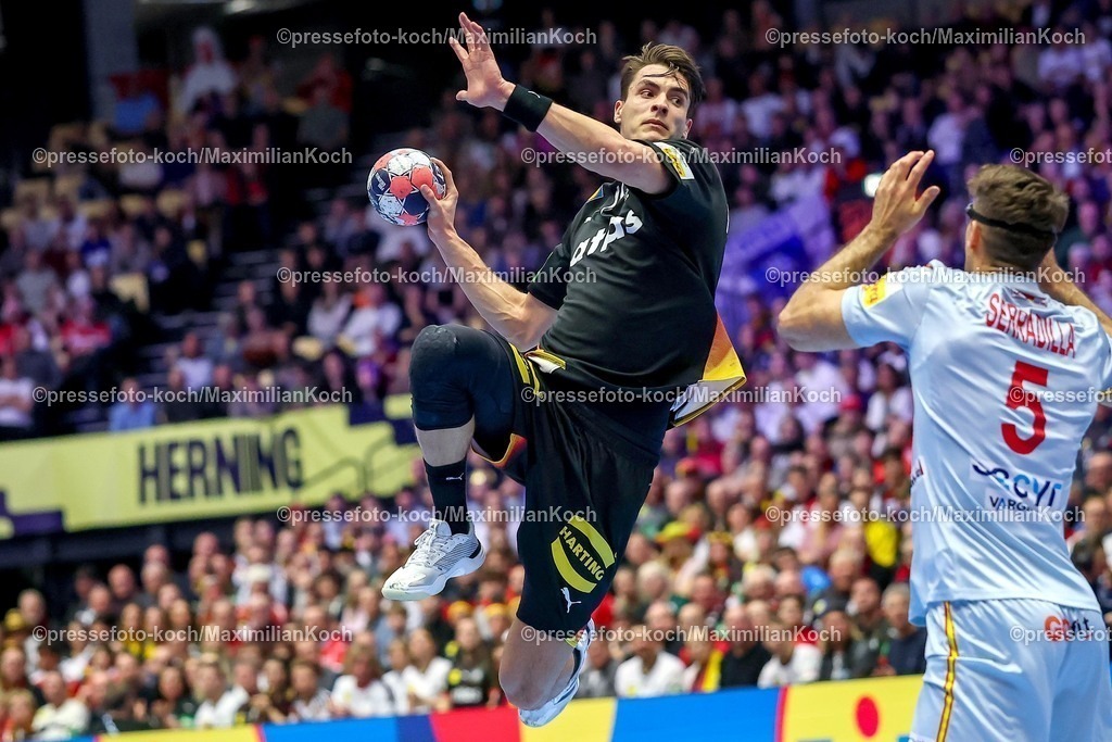 EHF19012602207 | 19.01.2026, Handball, Men's EHF EURO 2026, Deutschland - Spanien, Jyske Bank Boxen in Herning, Dänemark, Preliminary Round:  Julian Köster (Germany #18) wirft gegen  Antonio Serradilla Cuenca (Espania #05) auf das Tor