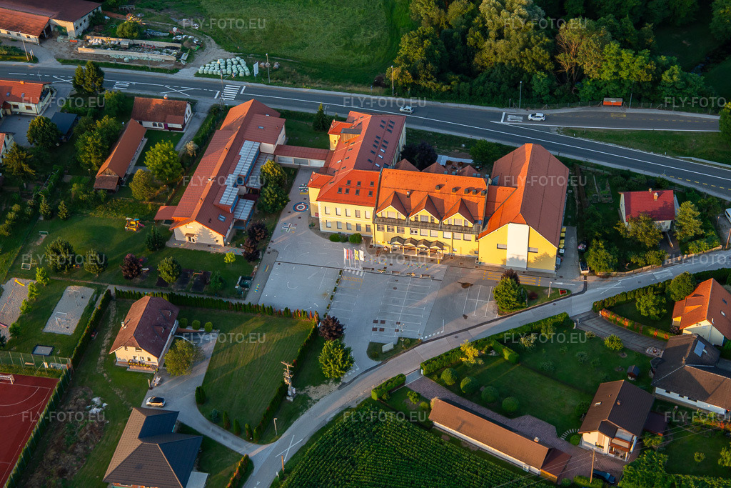 Vue aérienne: Hôtel de golf Osnovna šola Hajdina à le quartier Skorba in Hajdina dans le département Slovénie, Slovénie. Photo: IMG_137419.jpg prise le 08/07/2023 par Werner Riehm/FLY-FOTO.euRésolution de l'original: 5472 x 3648 pxReset