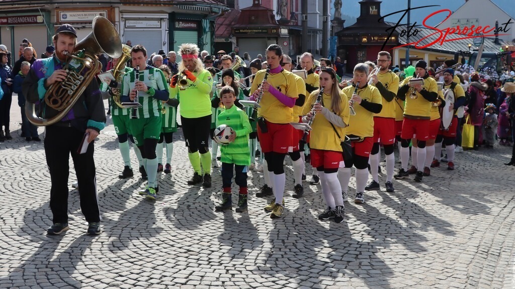 fasching-mariazell2025 (14) | Mit meiner Kamera halte ich besondere Augenblicke, faszinierende Landschaften und interessante Details fest. Dabei entstehen ganz unterschiedliche Aufnahmen – von stimmungsvollen Landschaftsfotografien und beeindruckenden Drohnenaufnahmen über Pressefotos - Realisiert mit Pictrs.com
