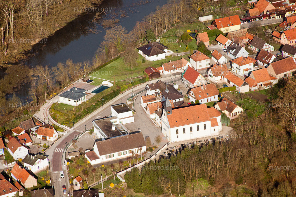 Aerial view: View of the town in Munchhausen in the state Bas-Rhin, France.Photo: IMG_25590.jpg taken on 04/02/2010 by Werner Riehm/FLY-FOTO.comResolution of the original: 4752 x 3168 px