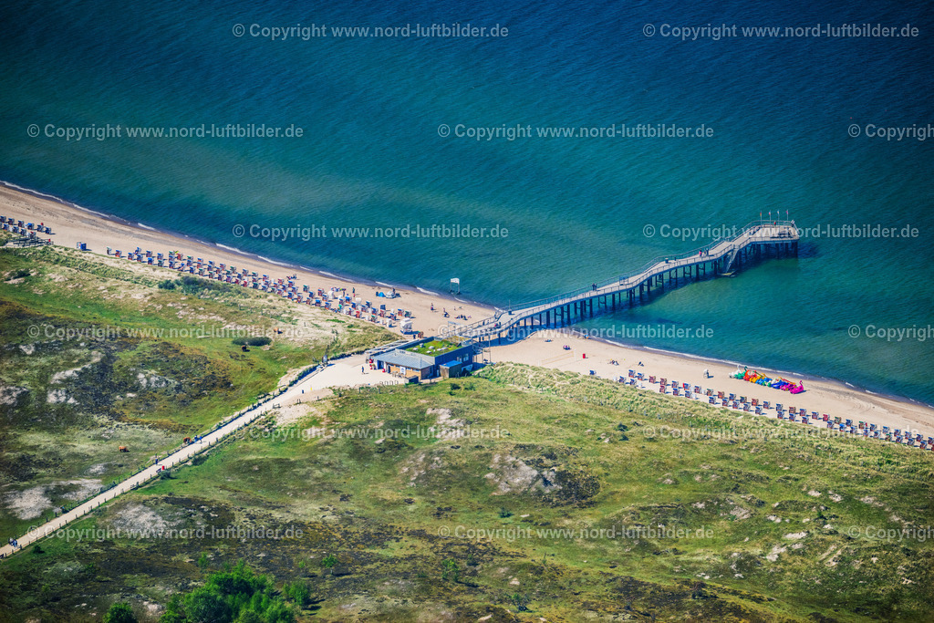 Weissenhäuser_Strand_Seebrücke_ELS_0306010524 | WANGELS 01.05.2024 Laufflächen und Konstruktion der Seebrücke über der Wasseroberfläche " die Ostsee " an der Straße Brök in Wangels im Bundesland Schleswig-Holstein, Deutschland. // Running surfaces and construction of the pier over the water surface . on street Broek in Wangels in the state Schleswig-Holstein, Germany. Foto: Martin Elsen