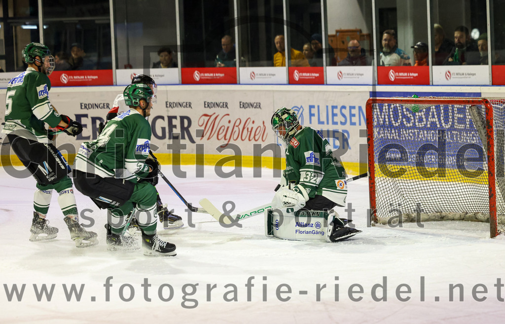 2023-11-12_065_TSV_Erding_gegen_EHC_Koenigsbrunn | Erding, Deutschland, 12.11.2023:
Eishockey, Bayernliga Vorrunde 2023 / 2024, 9. Spieltag, TSV Erding gegen EHC Königsbrunn, Endergebnis: 3:2

Bastian Cramer (Erding Gladiators, #34), Torwart Dimitri Pätzold (Erding Gladiators, #32)

Foto: Christian Riedel / fotografie-riedel.net