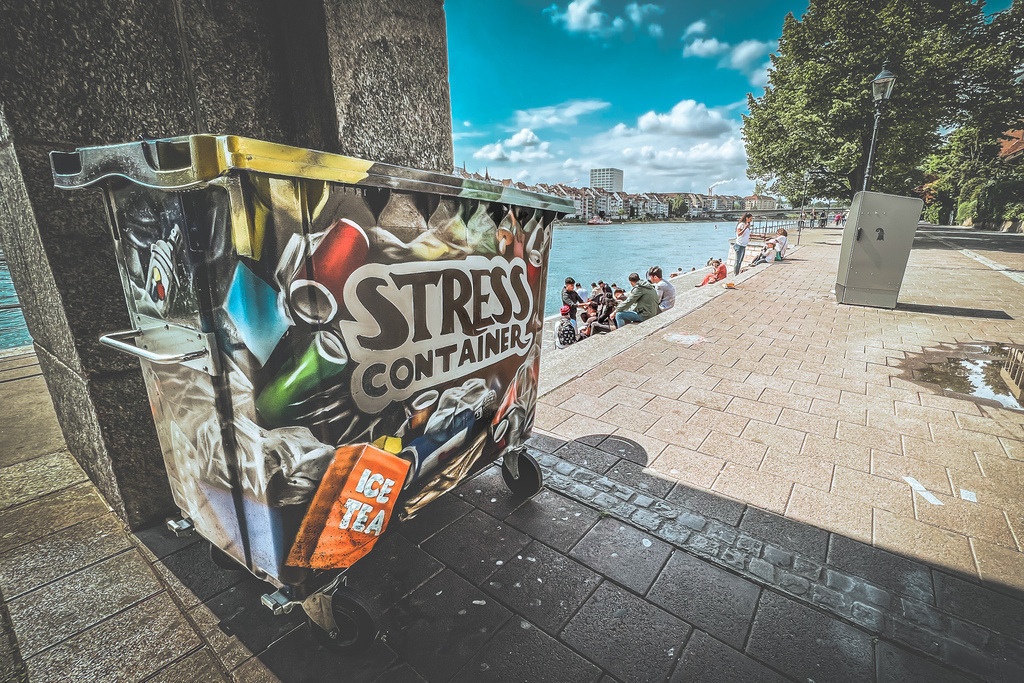 Chillen am Rheinufer Basel | Schöne Fotografien aus der Stadt und der Natur zum bestellen oder selber hochladen. Druck auf Foto, Postkarte, Kalender, FineArt Hahnemühle, Alu-Dibond , Akustikbilder zur Absorption von Schall und Lärm etc. - Realisiert mit Pictrs.com